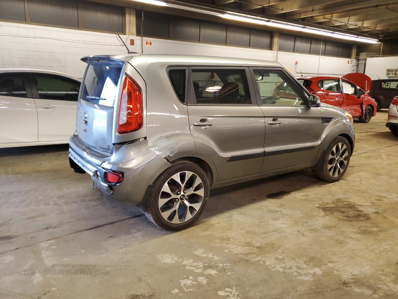2013 KIA SOUL + - Image 3