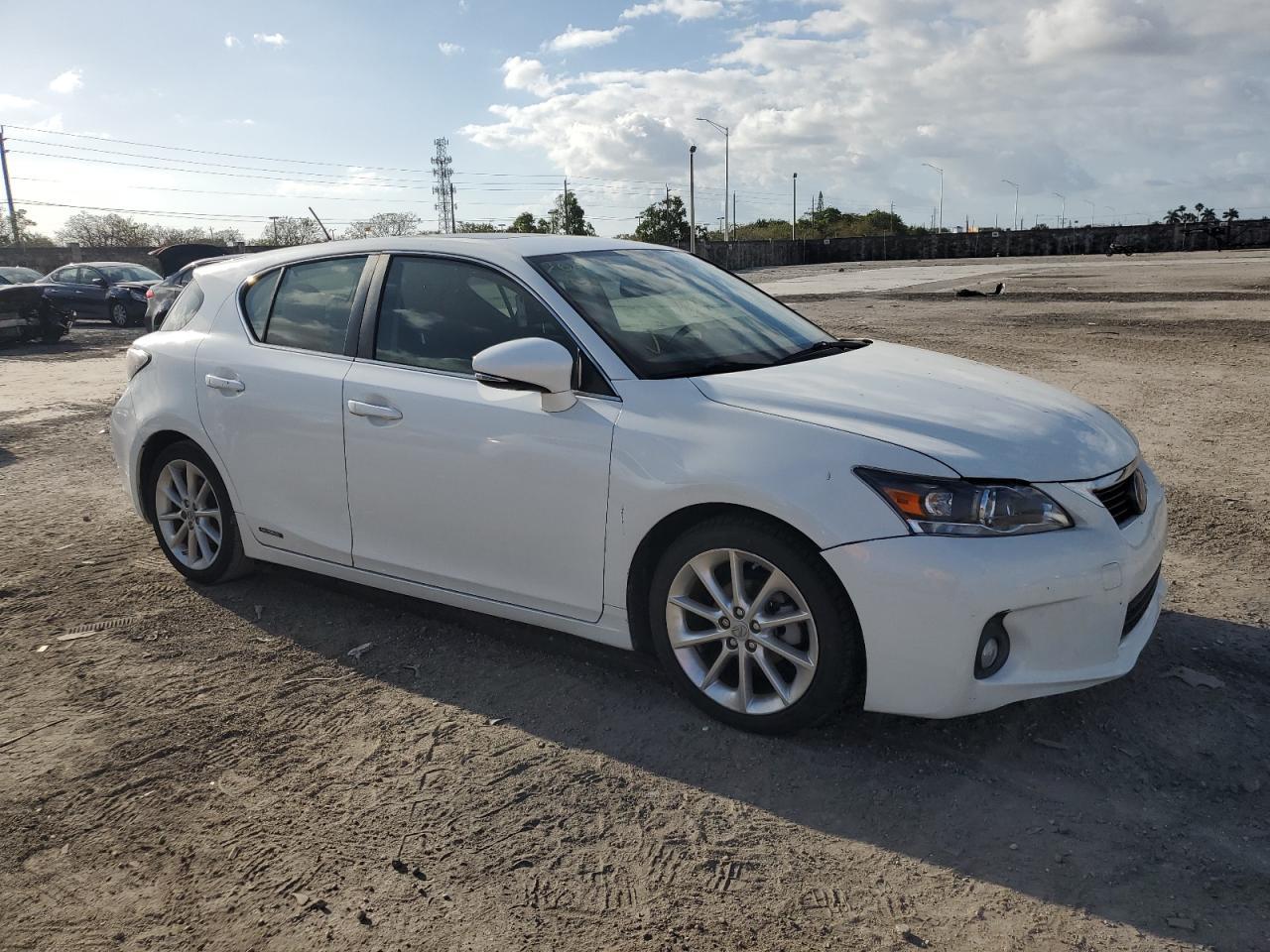 2013 LEXUS CT 200 - Image 4