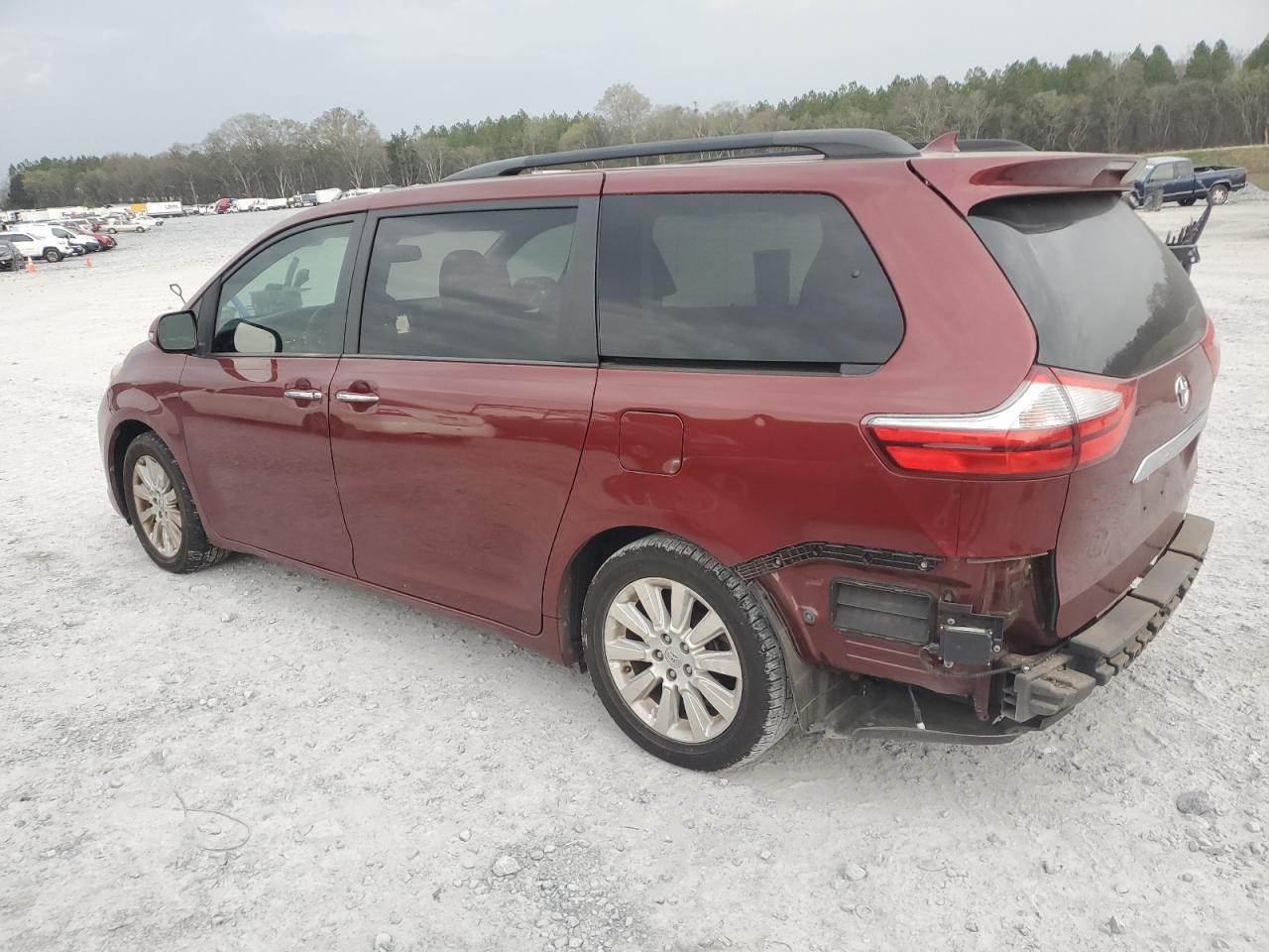 2015 TOYOTA SIENNA XLE - Фото 2