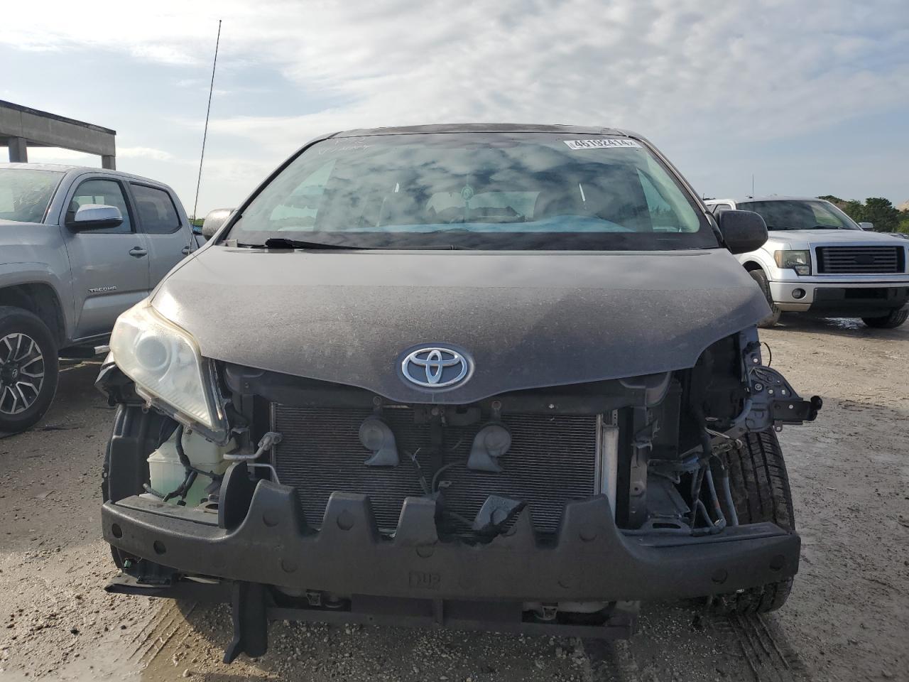 2011 TOYOTA SIENNA XLE - Image 5