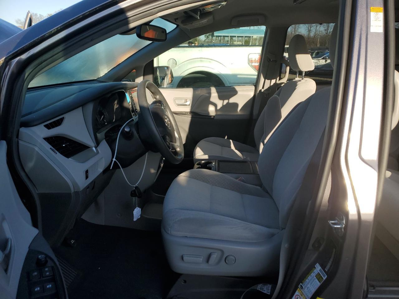 2019 TOYOTA SIENNA LE - Фото 7