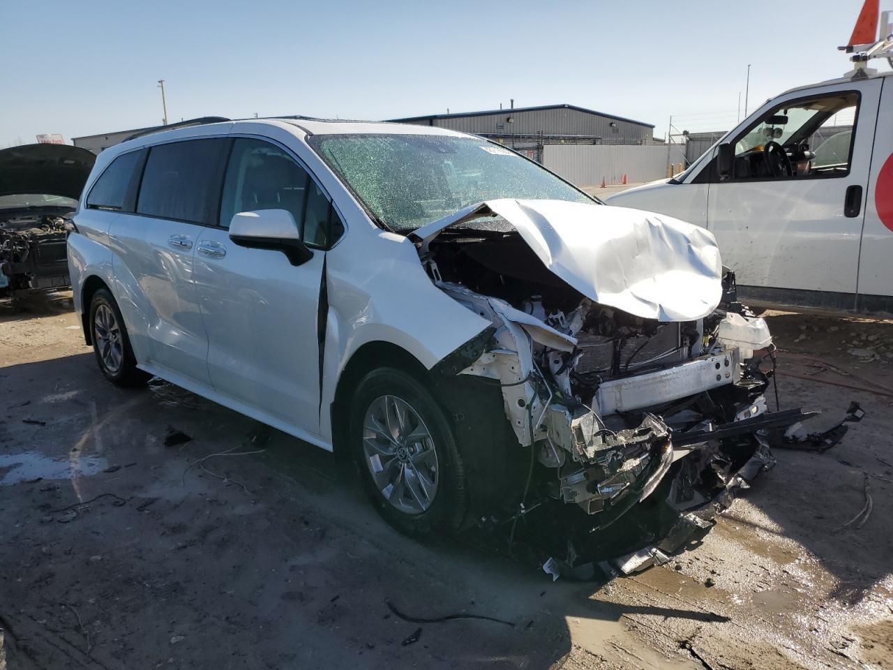 2023 TOYOTA SIENNA XLE - Фото 4