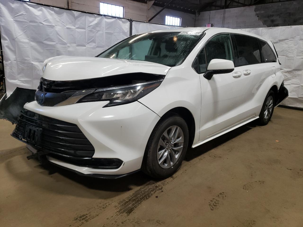 2022 TOYOTA SIENNA LE car image