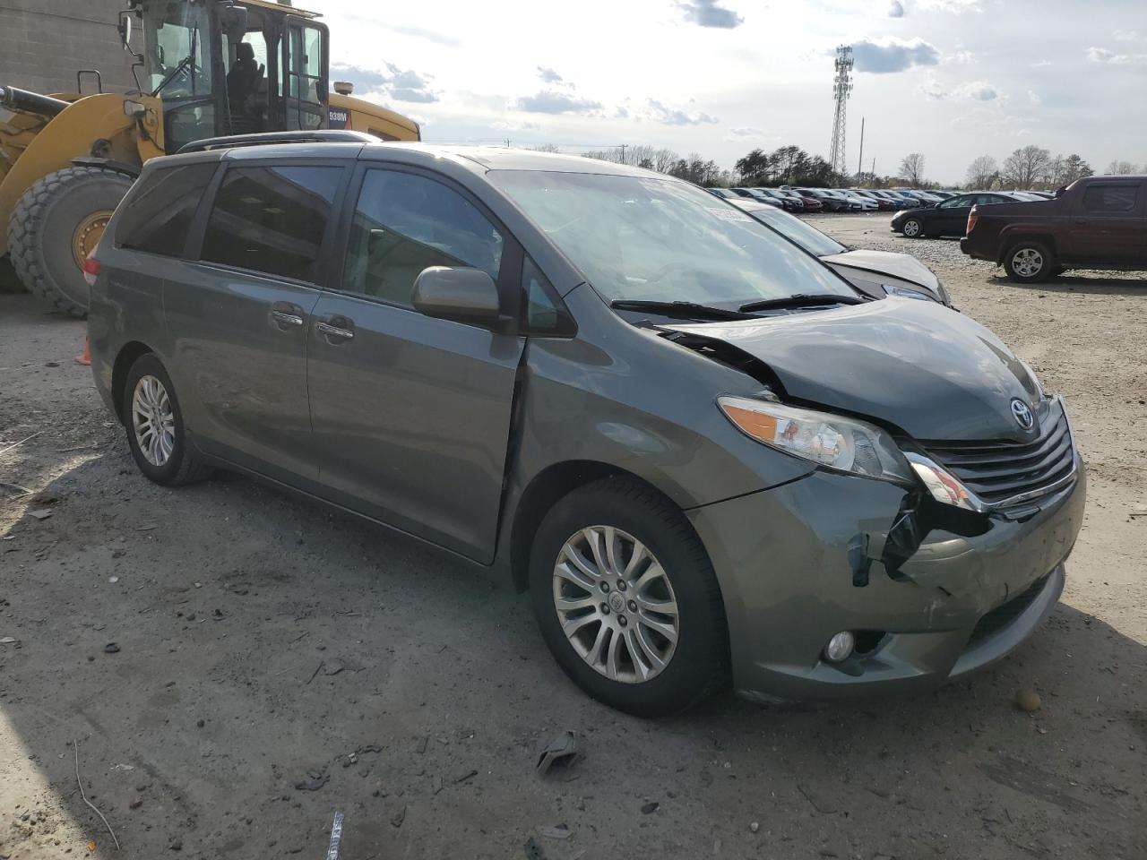 2011 TOYOTA SIENNA XLE - Фото 4