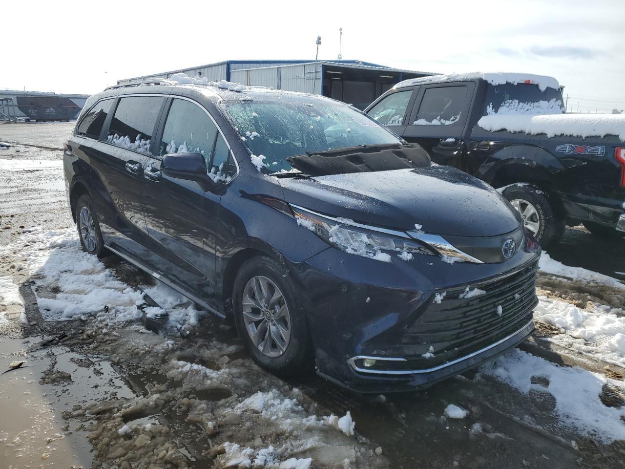 2023 TOYOTA SIENNA XLE - Image 4