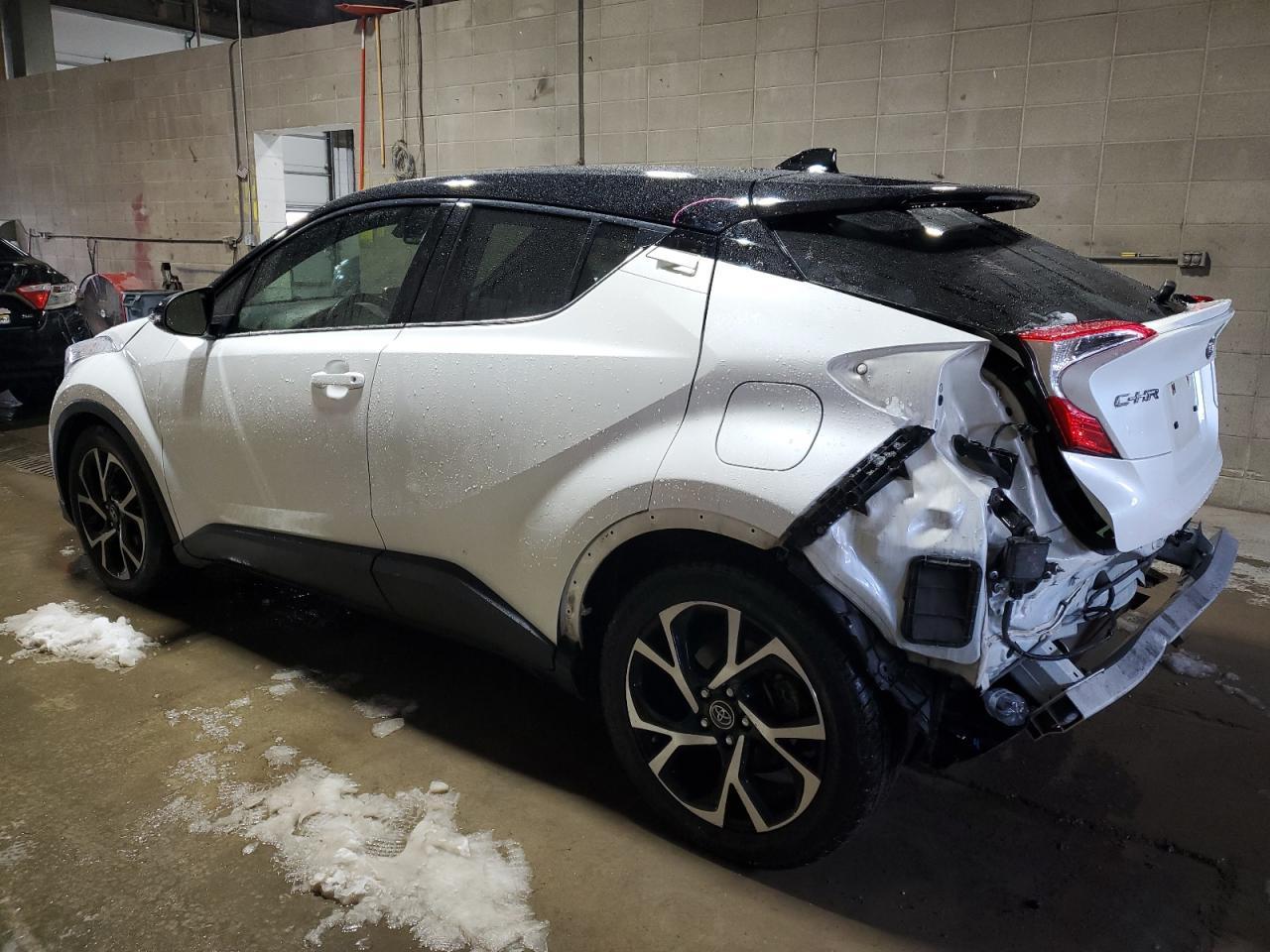 2019 TOYOTA C-HR XLE - Фото 2