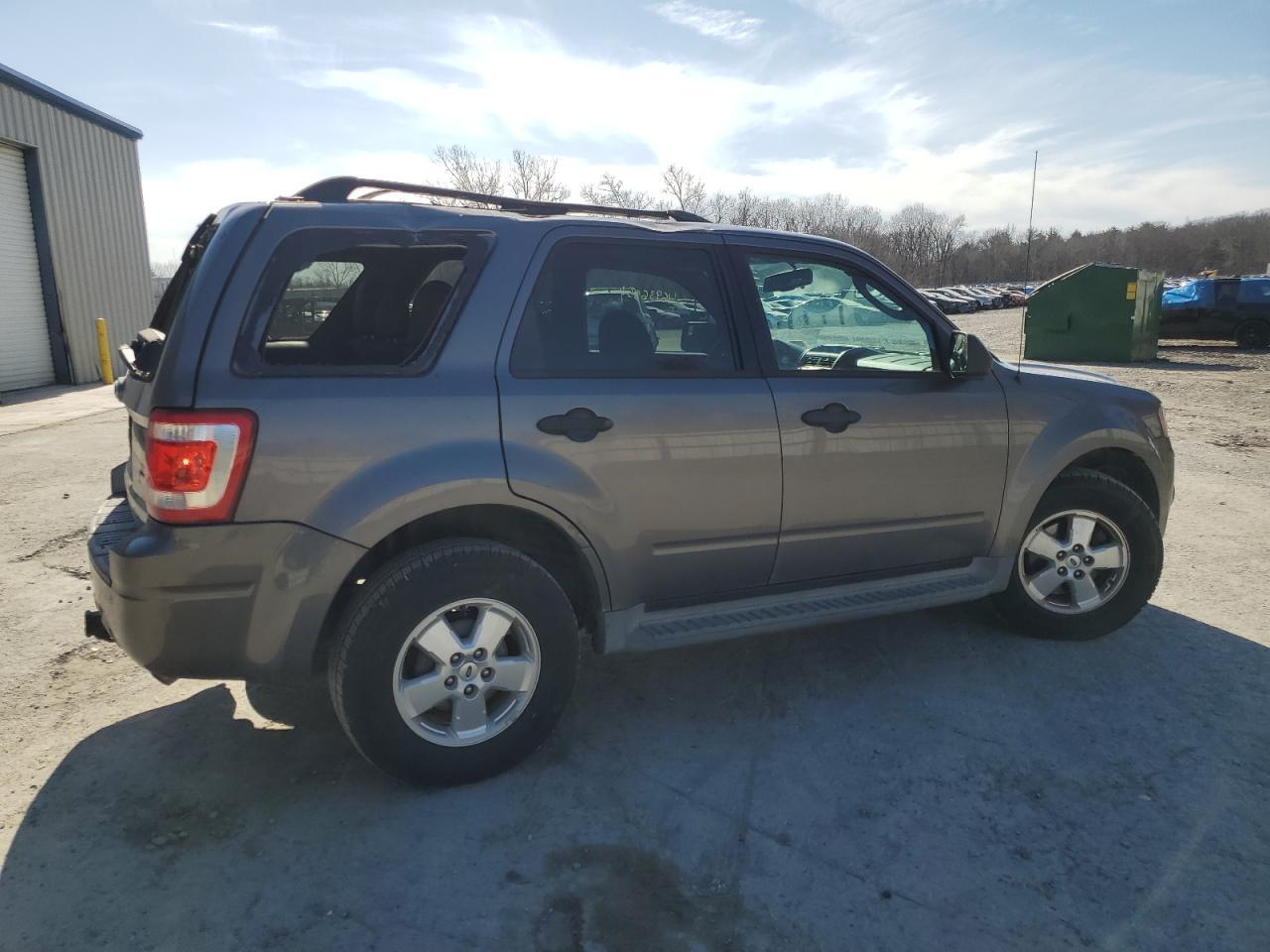 2010 FORD ESCAPE XLT - Image 3