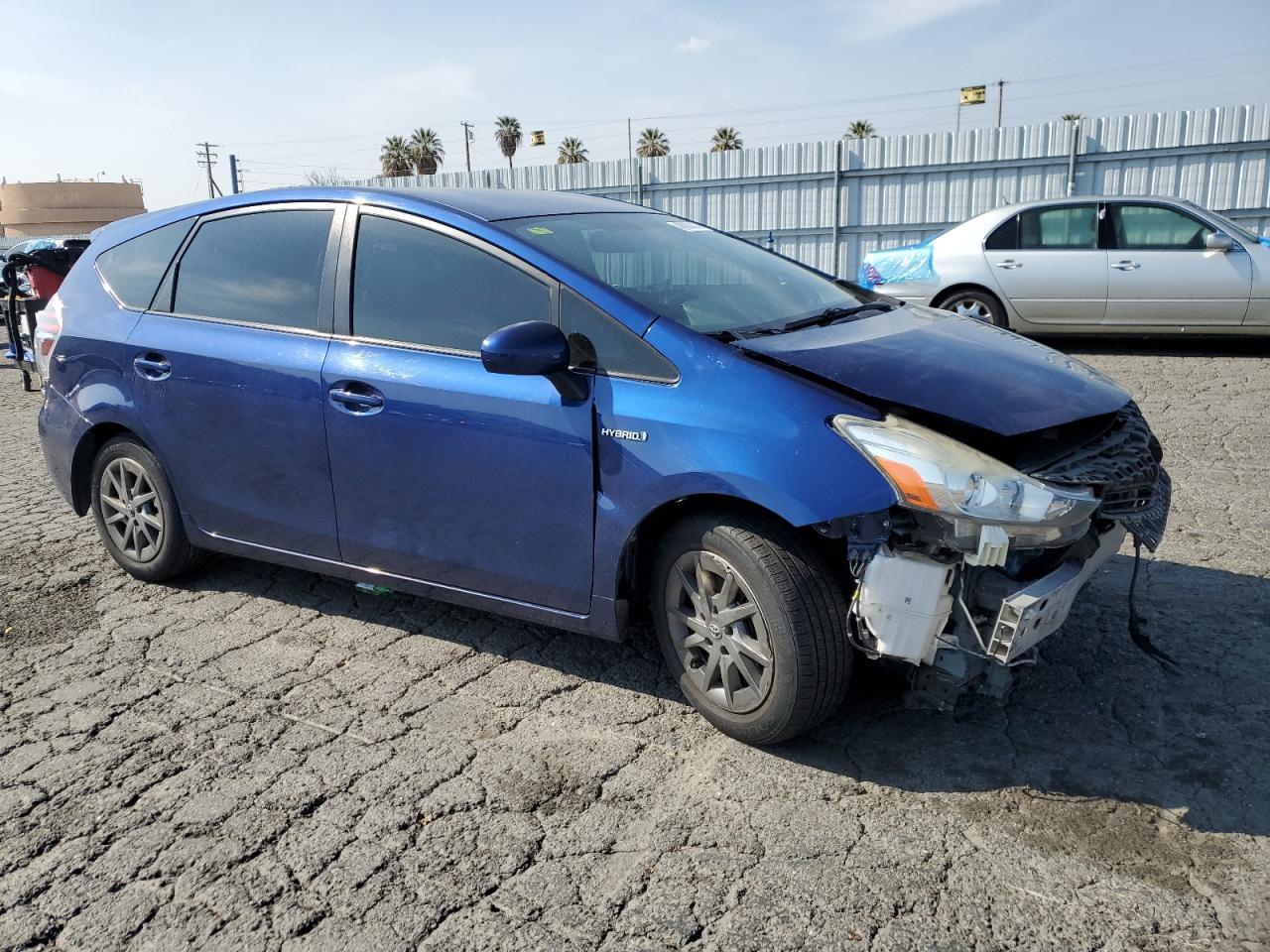 2015 TOYOTA PRIUS V - Image 4