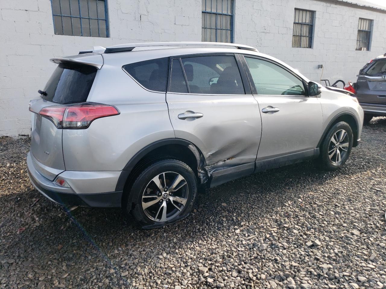 2017 TOYOTA RAV4 XLE - Фото 3