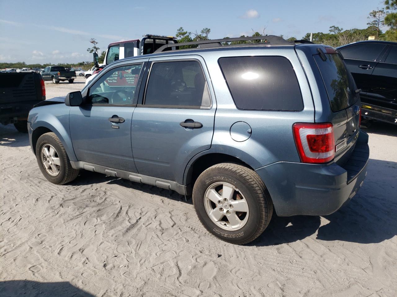 2010 FORD ESCAPE XLT - Image 2