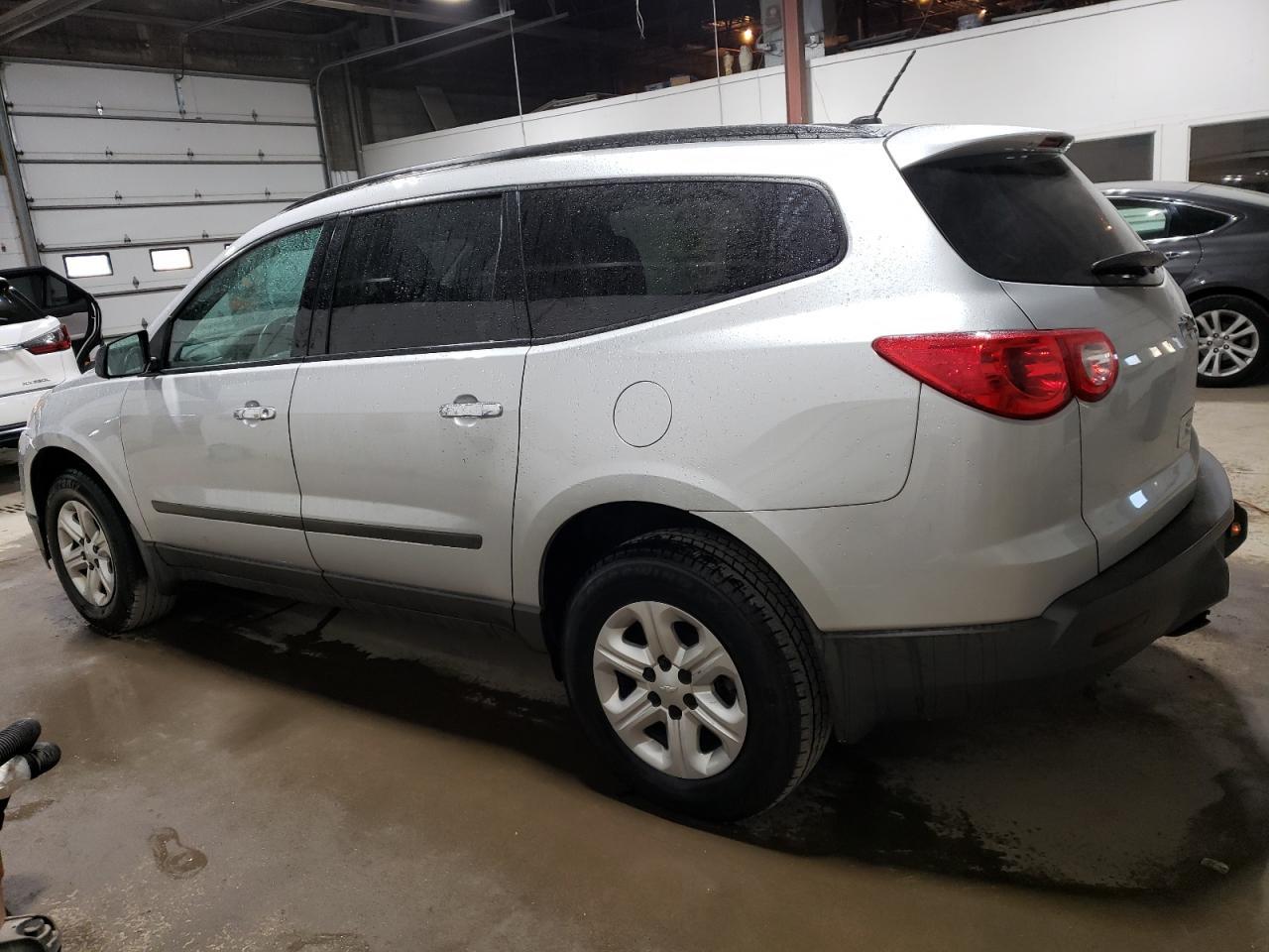 2012 CHEVROLET TRAVERSE L - Image 2