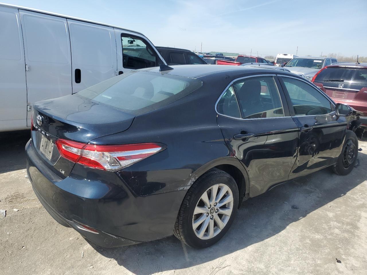 2020 TOYOTA CAMRY LE - Фото 3