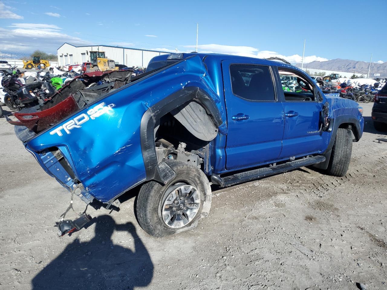 2017 TOYOTA TACOMA DOU - Фото 3