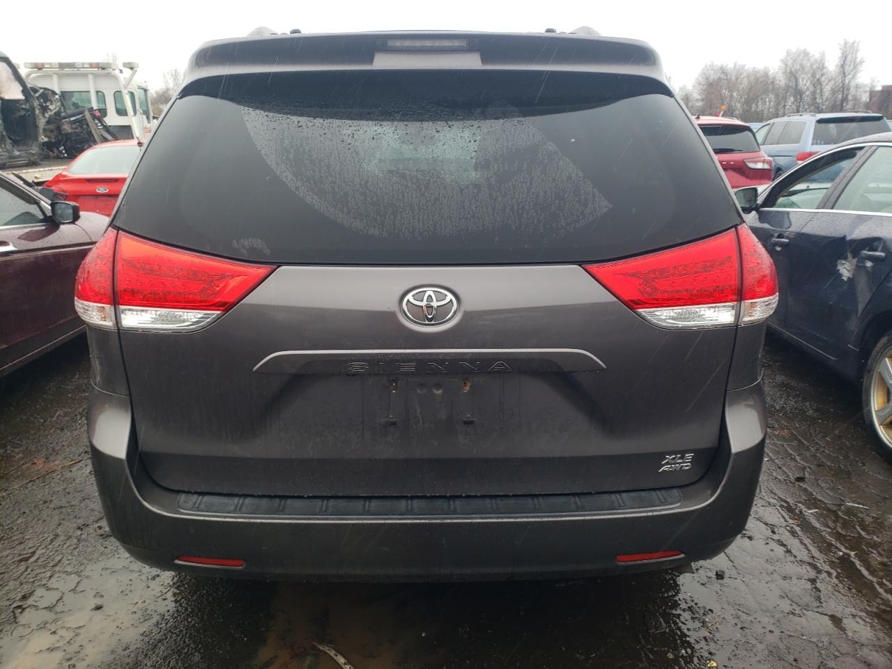 2013 TOYOTA SIENNA XLE - Image 6