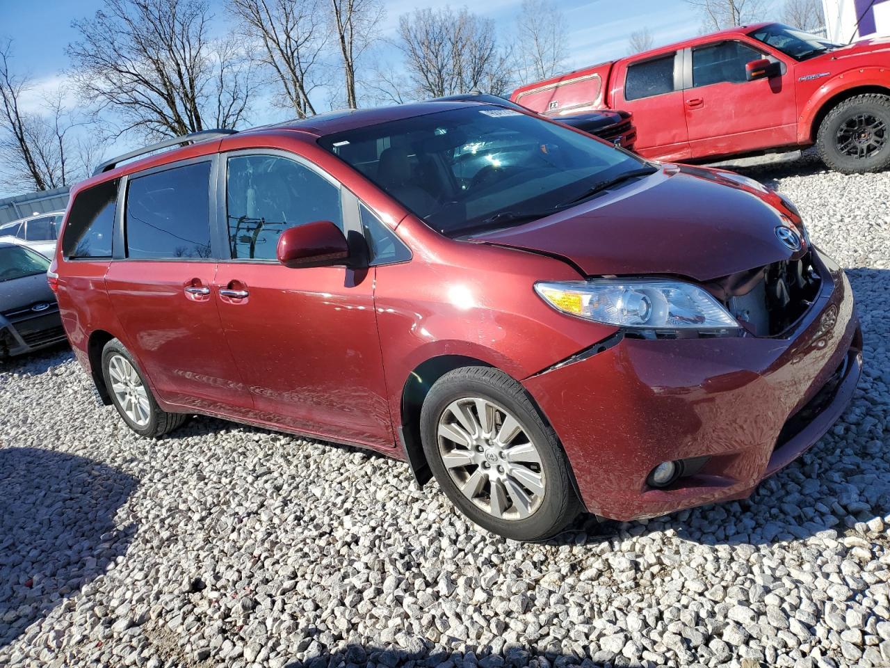 2015 TOYOTA SIENNA XLE - Image 4