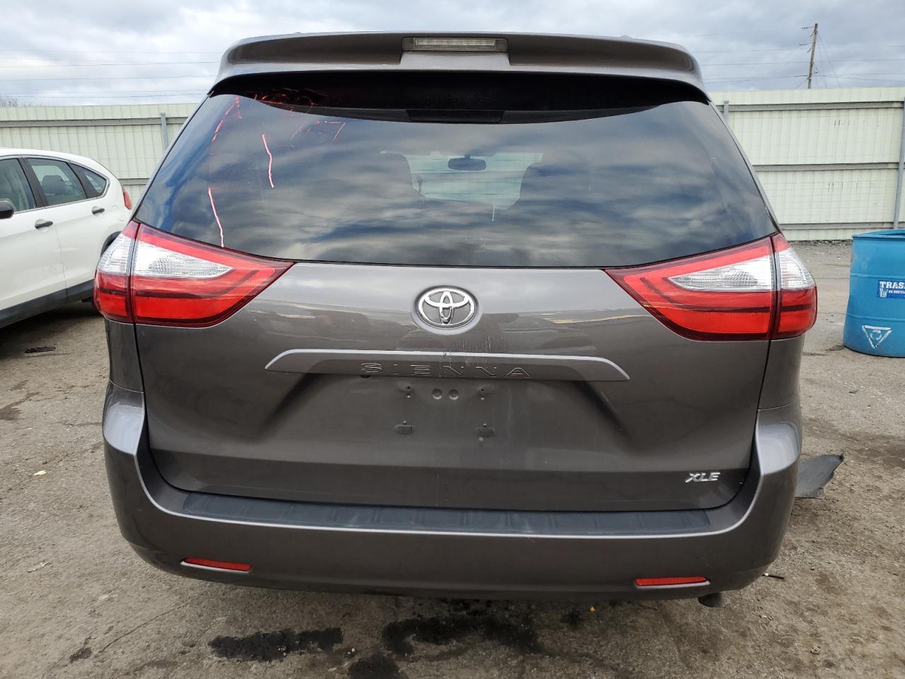 2015 TOYOTA SIENNA XLE - Image 6