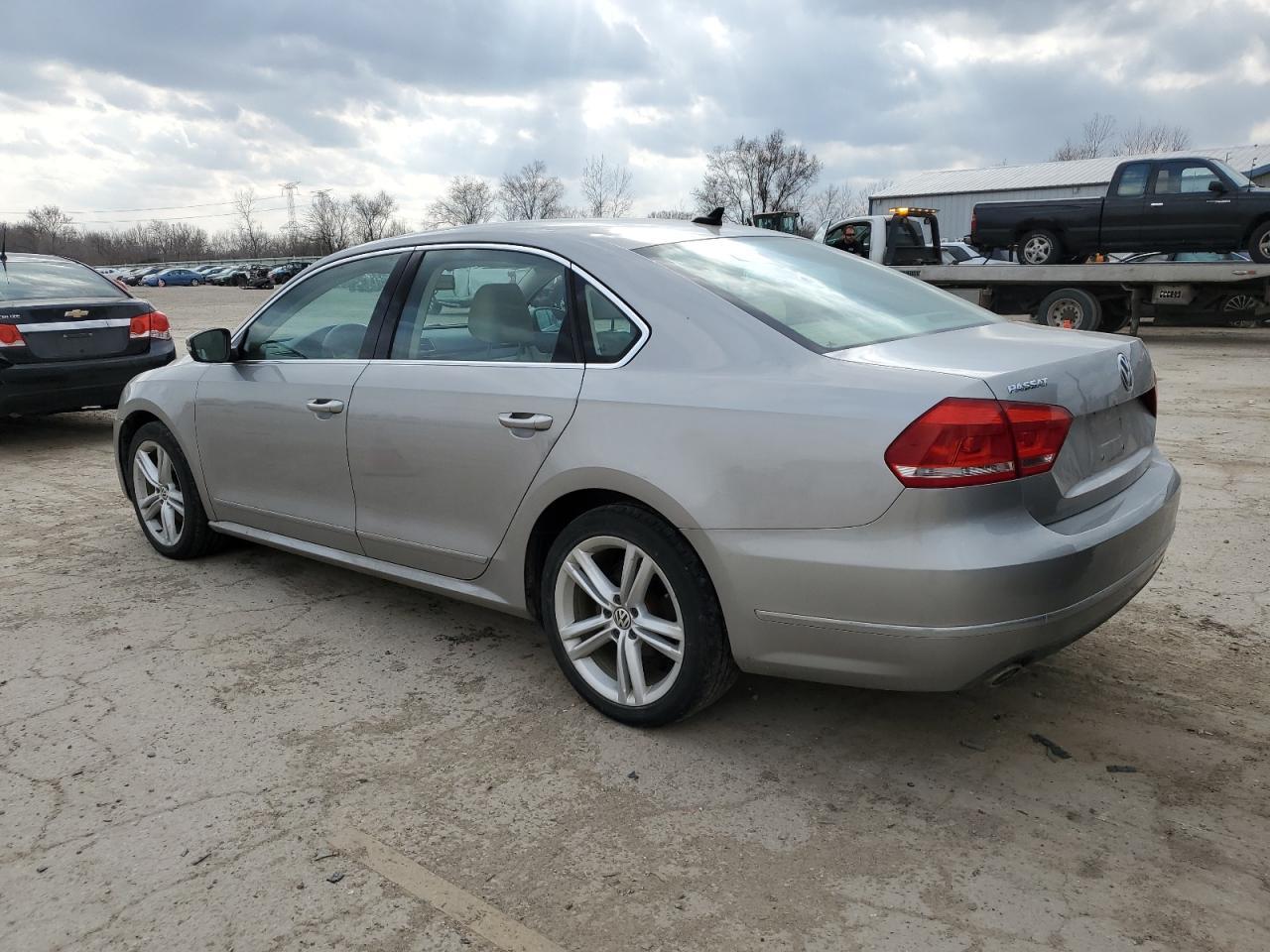 2013 VOLKSWAGEN PASSAT SEL - Image 2