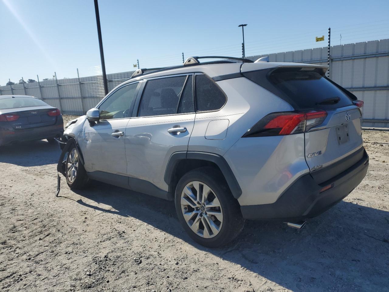 2019 TOYOTA RAV4 XLE P - Фото 2