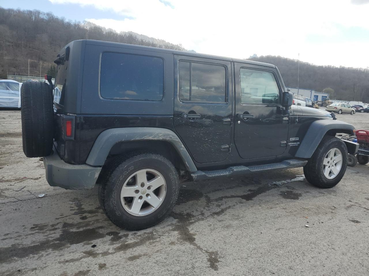 2010 JEEP WRANGLER U - Image 3