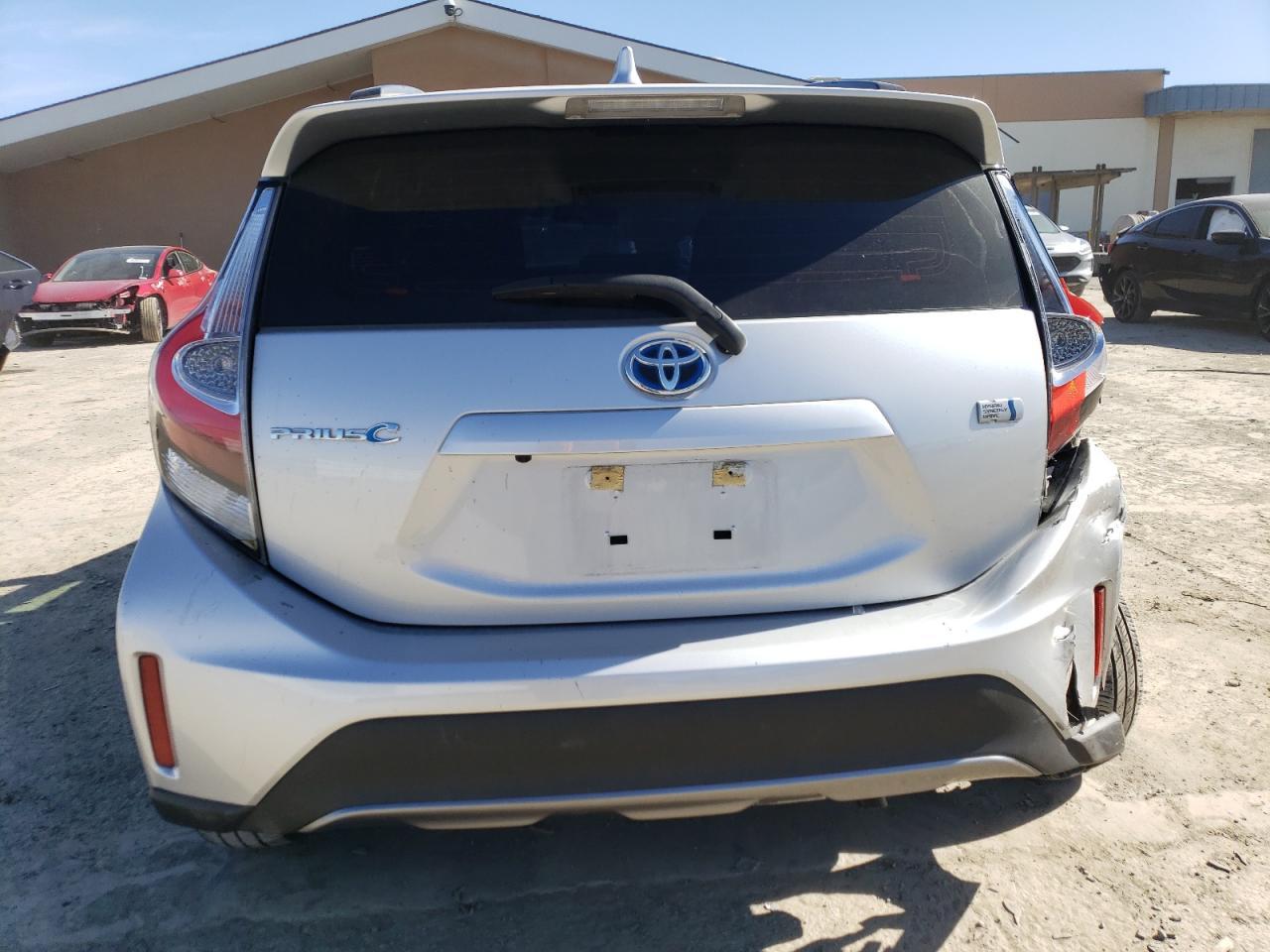 2018 TOYOTA PRIUS C - Image 6