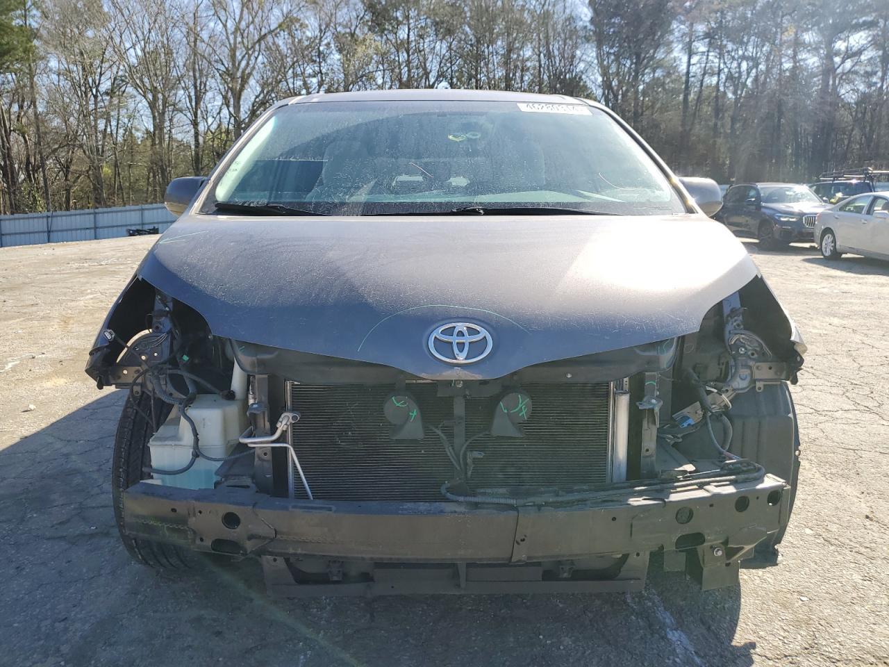 2015 TOYOTA SIENNA LE - Фото 5