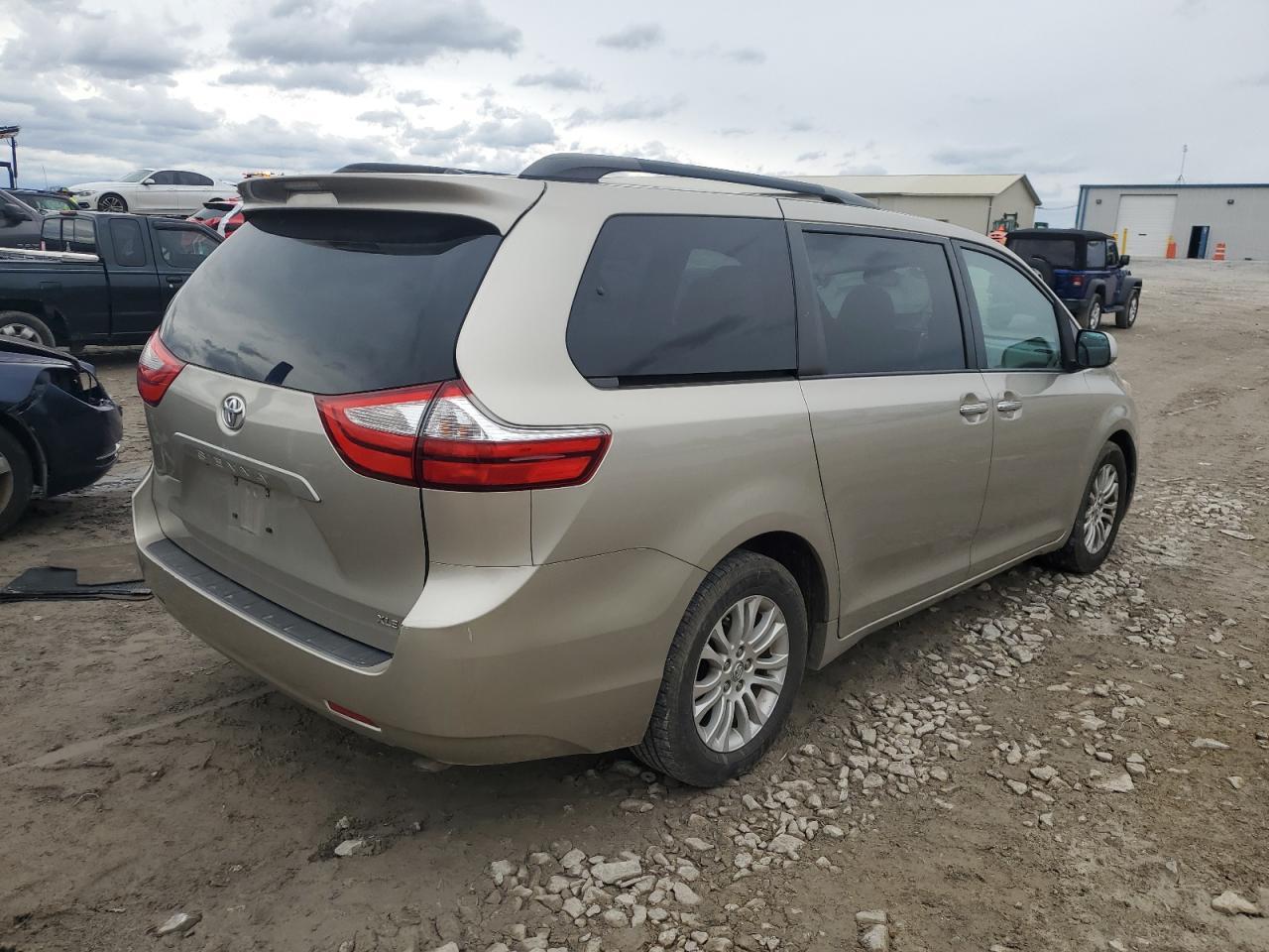 2015 TOYOTA SIENNA XLE - Image 3