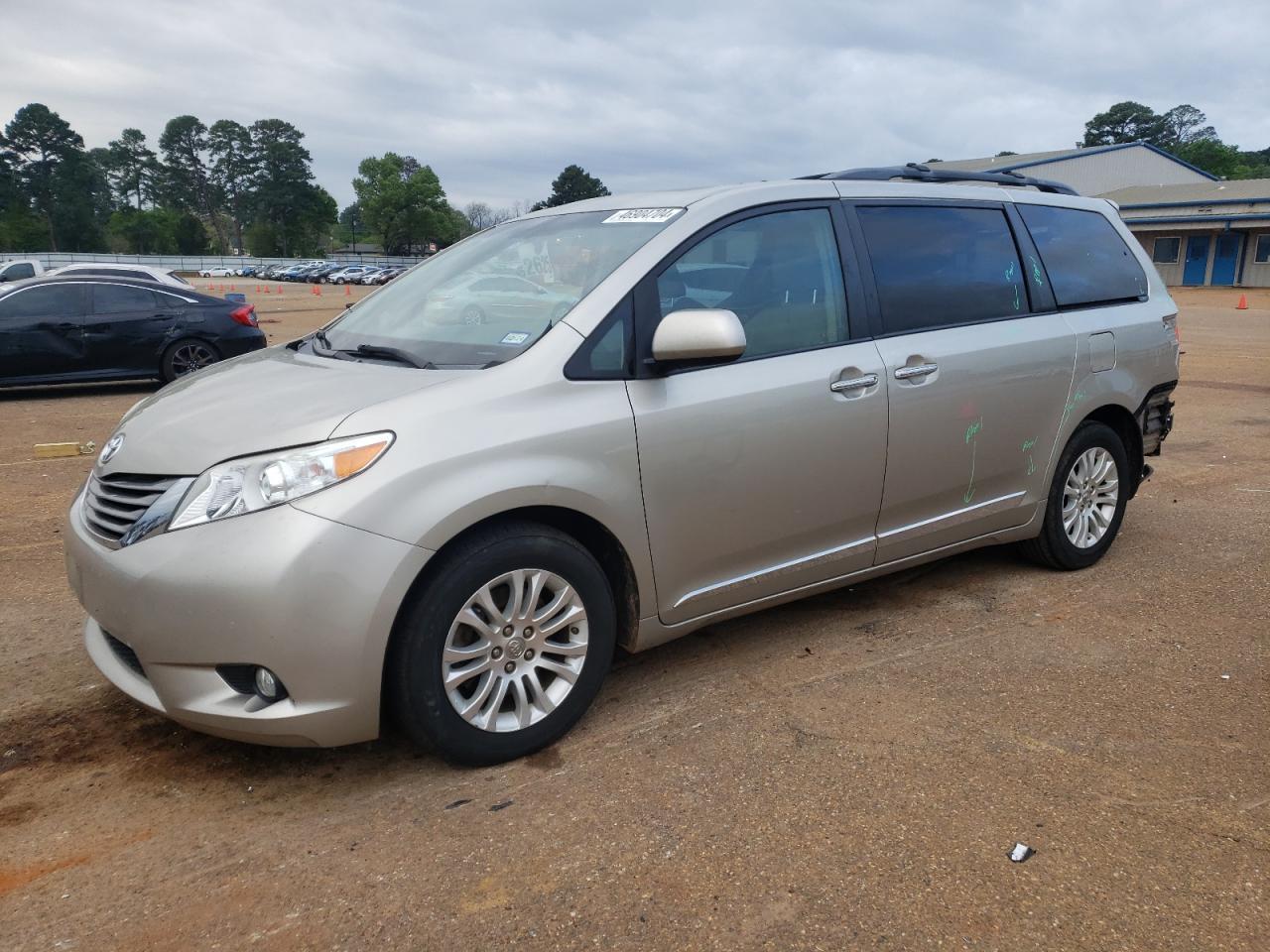 2017 TOYOTA SIENNA XLE car image