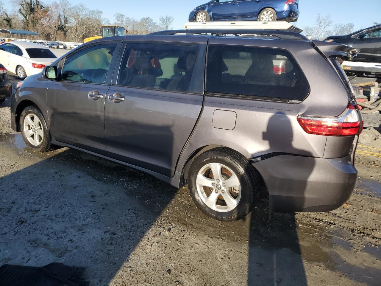 2019 TOYOTA SIENNA LE - Фото 2
