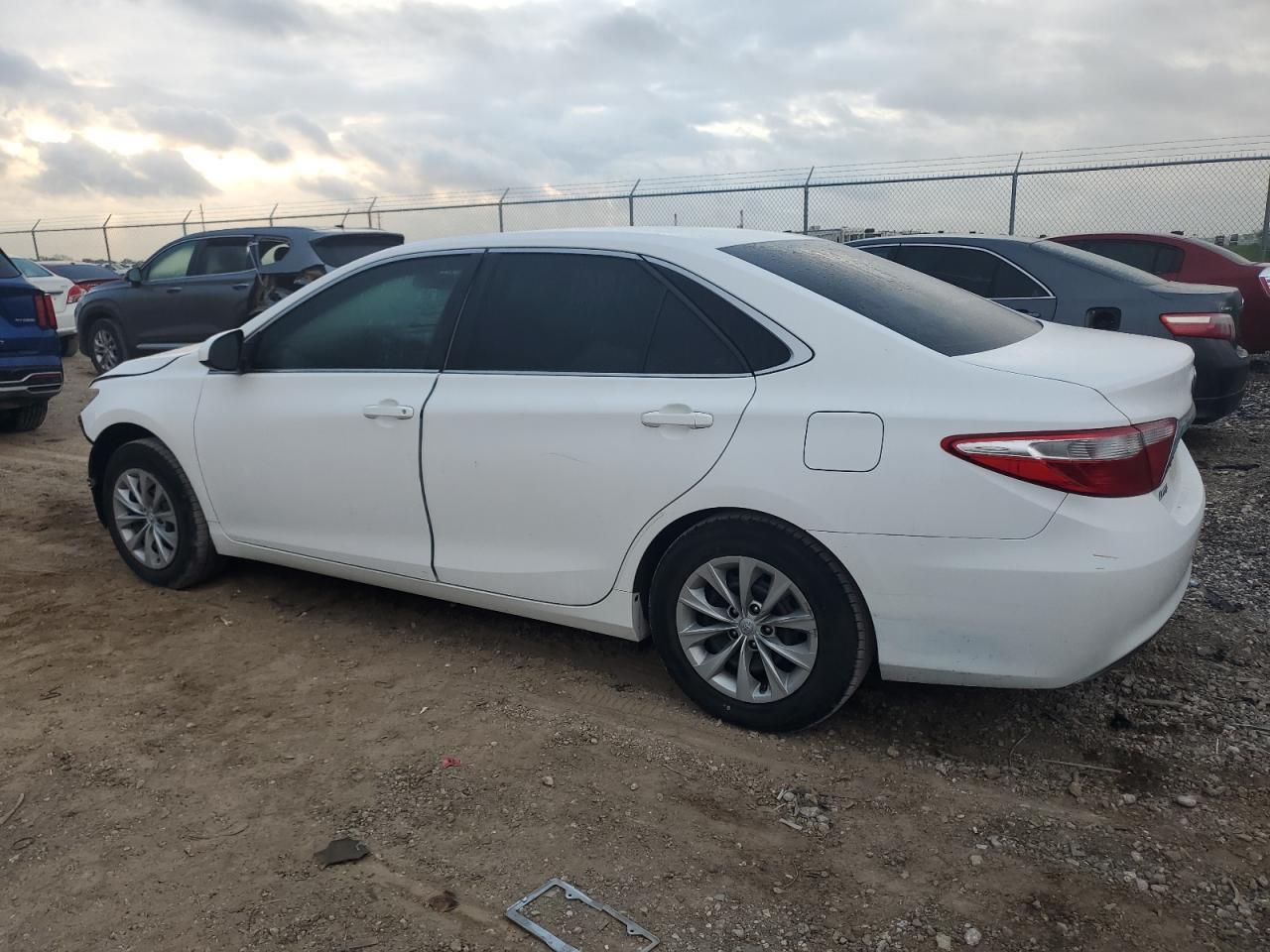 2017 TOYOTA CAMRY LE - Фото 2