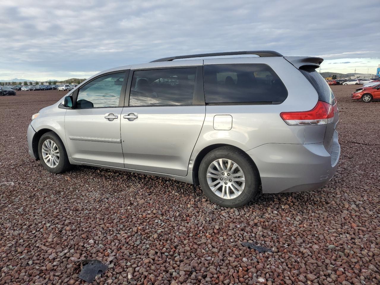 2011 TOYOTA SIENNA XLE - Фото 2