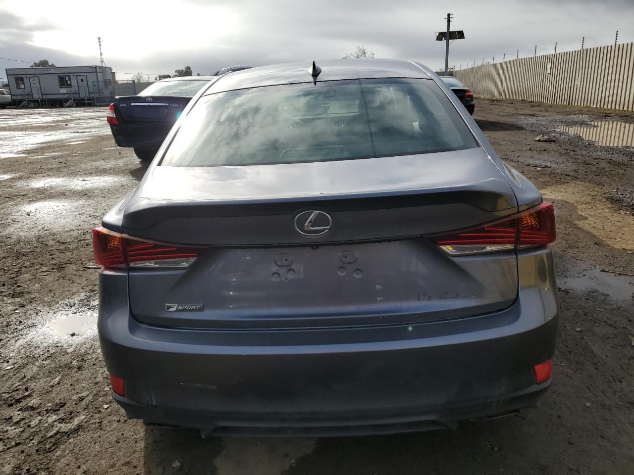 2017 LEXUS IS 200T - Фото 6