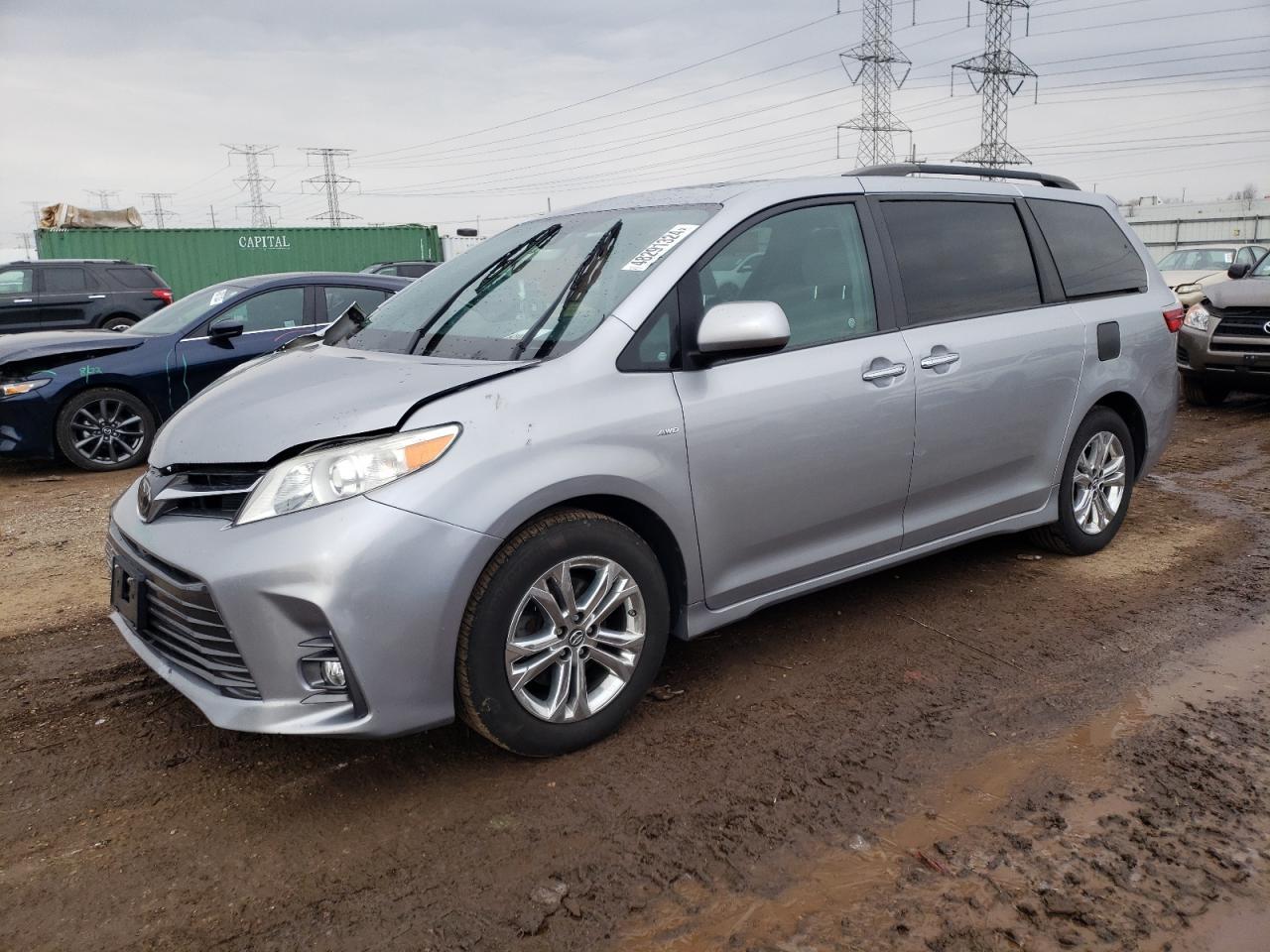 2018 TOYOTA SIENNA XLE car image