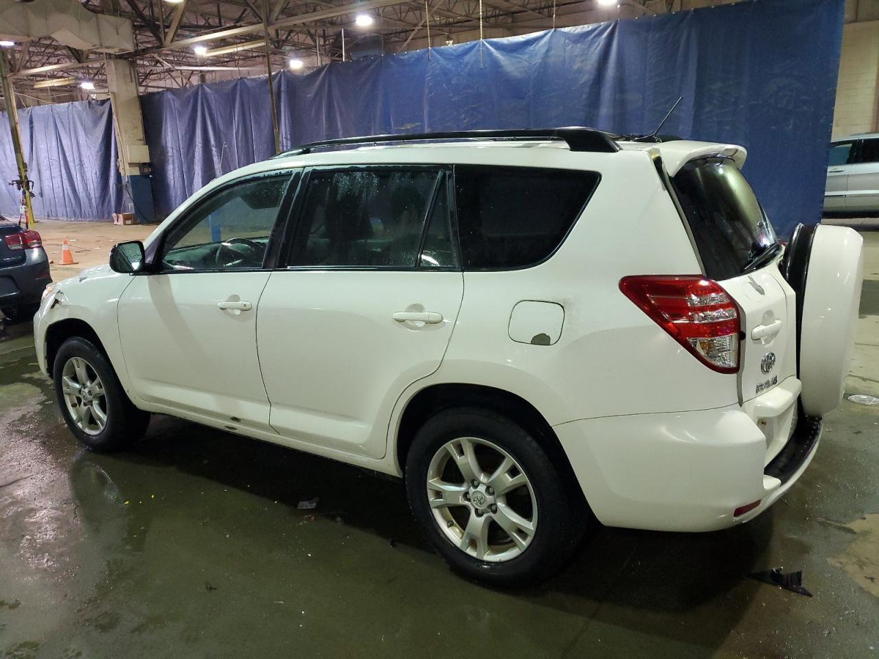 2011 TOYOTA RAV4 - Фото 2