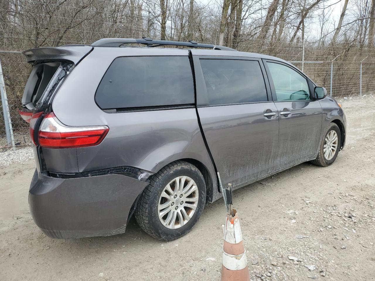 2015 TOYOTA SIENNA XLE - Image 3