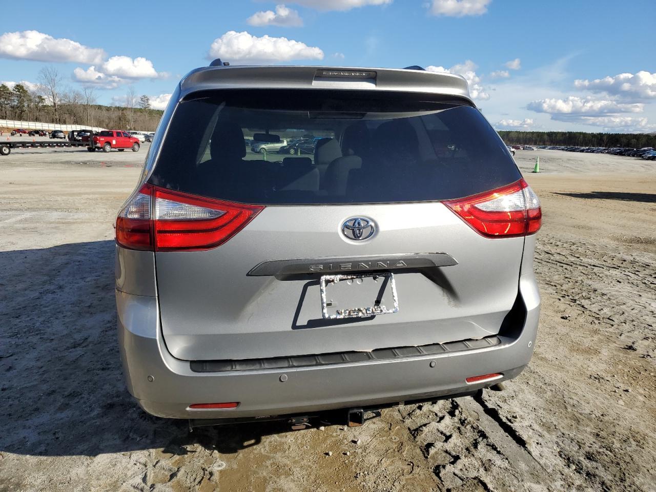 2015 TOYOTA SIENNA XLE - Фото 6