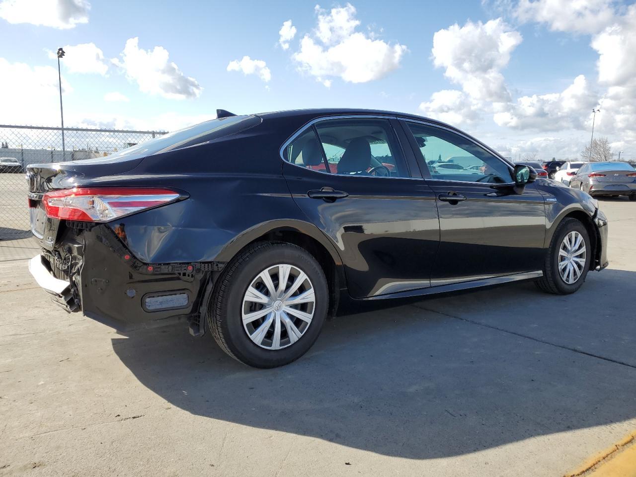2019 TOYOTA CAMRY LE - Image 3