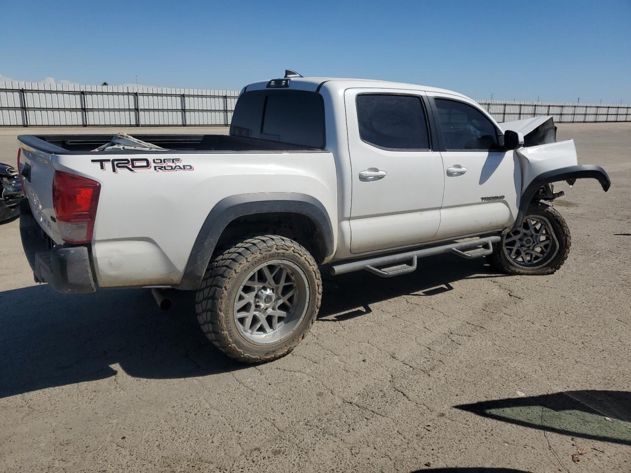 2017 TOYOTA TACOMA DOU - Фото 3