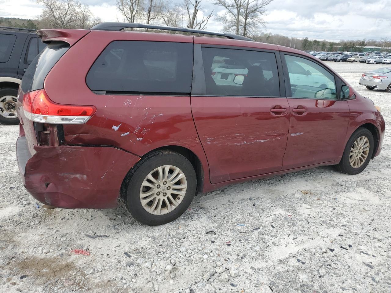 2013 TOYOTA SIENNA XLE - Image 3