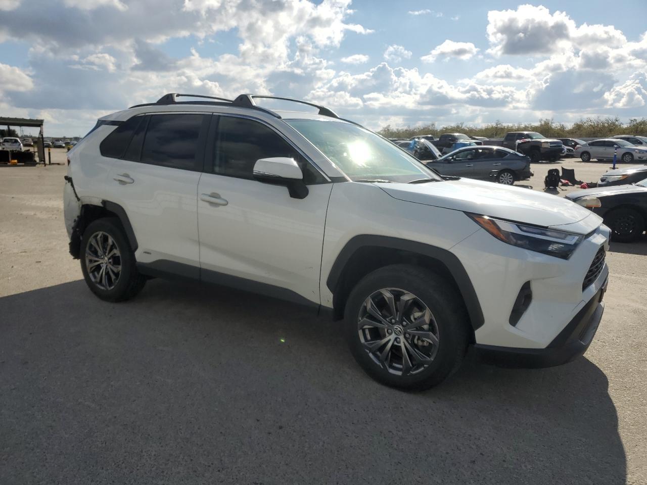 2022 TOYOTA RAV4 XLE P - Фото 4