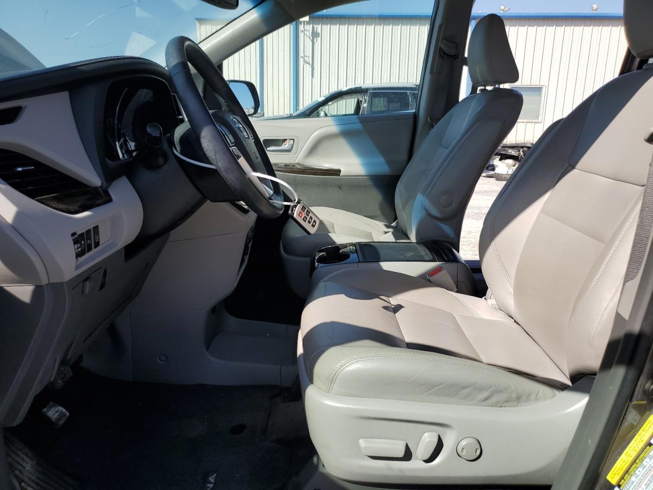 2015 TOYOTA SIENNA XLE - Фото 7