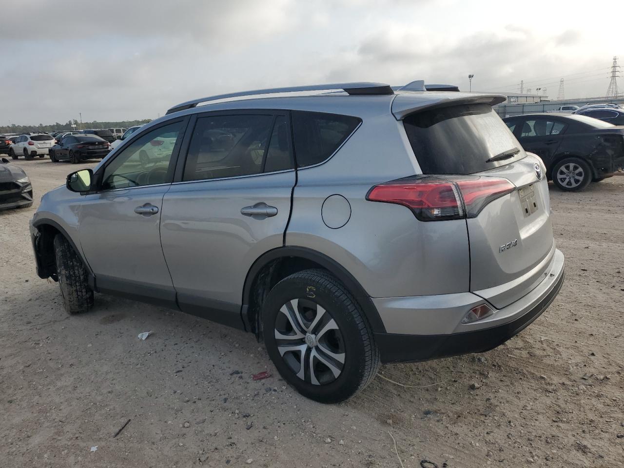 2018 TOYOTA RAV4 LE - Фото 2