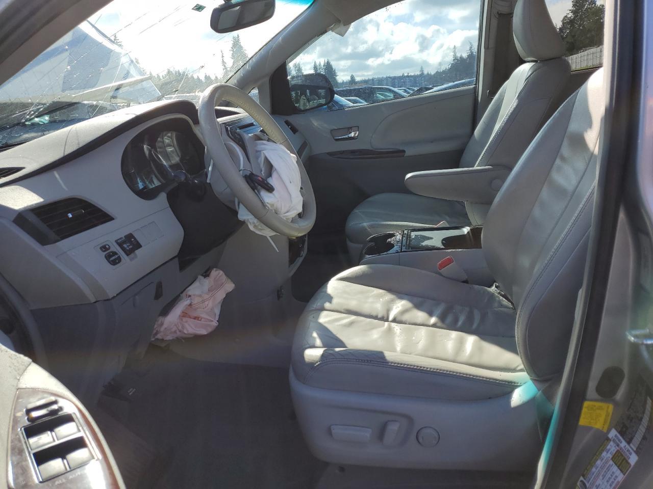 2013 TOYOTA SIENNA XLE - Image 7