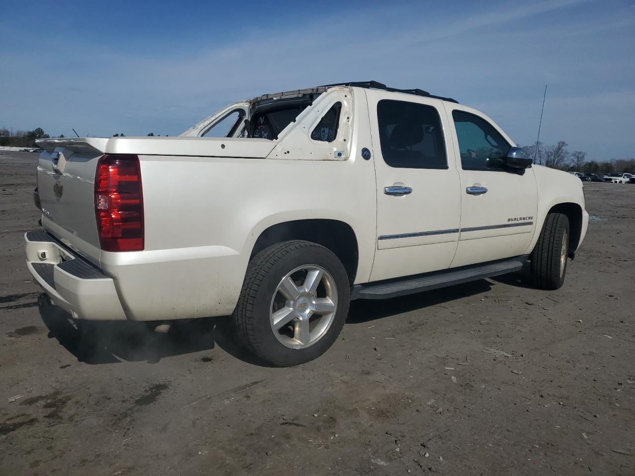 2013 CHEVROLET AVALANCHE - Image 3