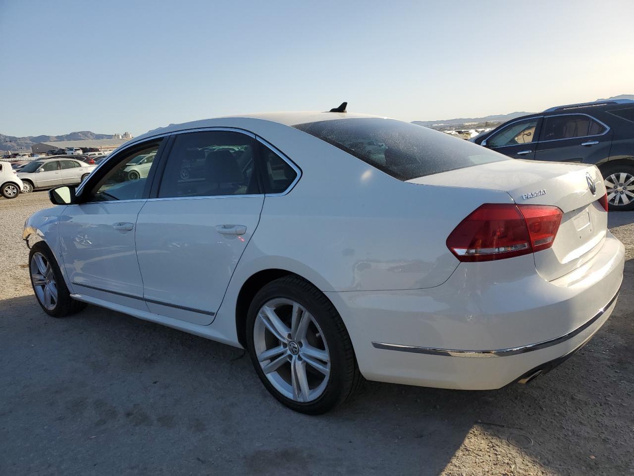 2014 VOLKSWAGEN PASSAT SEL - Фото 2