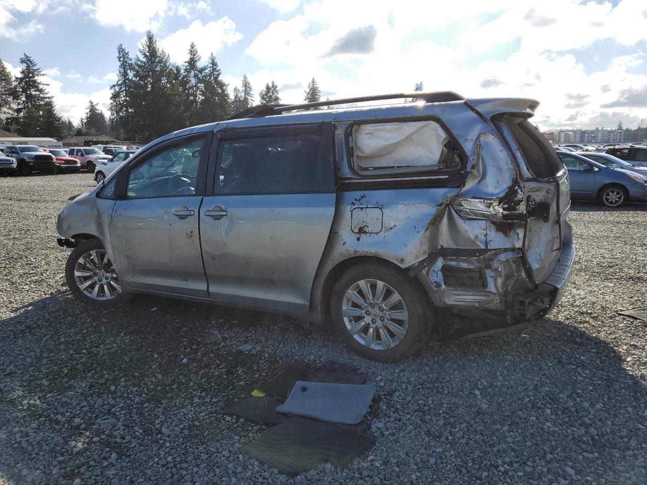 2013 TOYOTA SIENNA XLE - Image 2