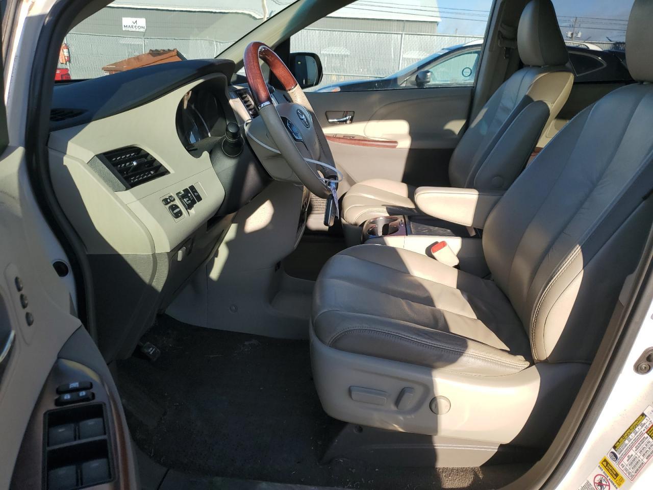 2011 TOYOTA SIENNA XLE - Фото 7