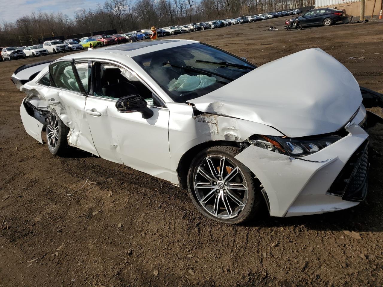 2019 TOYOTA AVALON XLE - Image 4