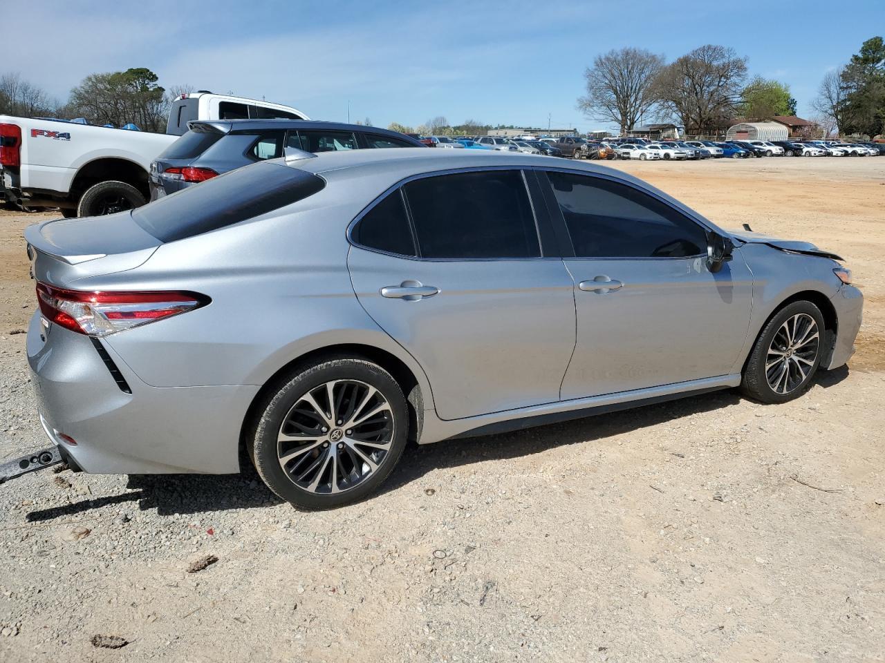 2020 TOYOTA CAMRY SE - Фото 3