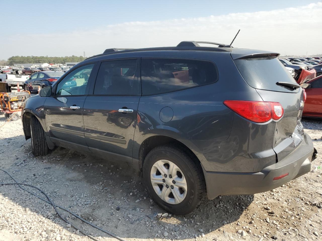 2011 CHEVROLET TRAVERSE L - Фото 2