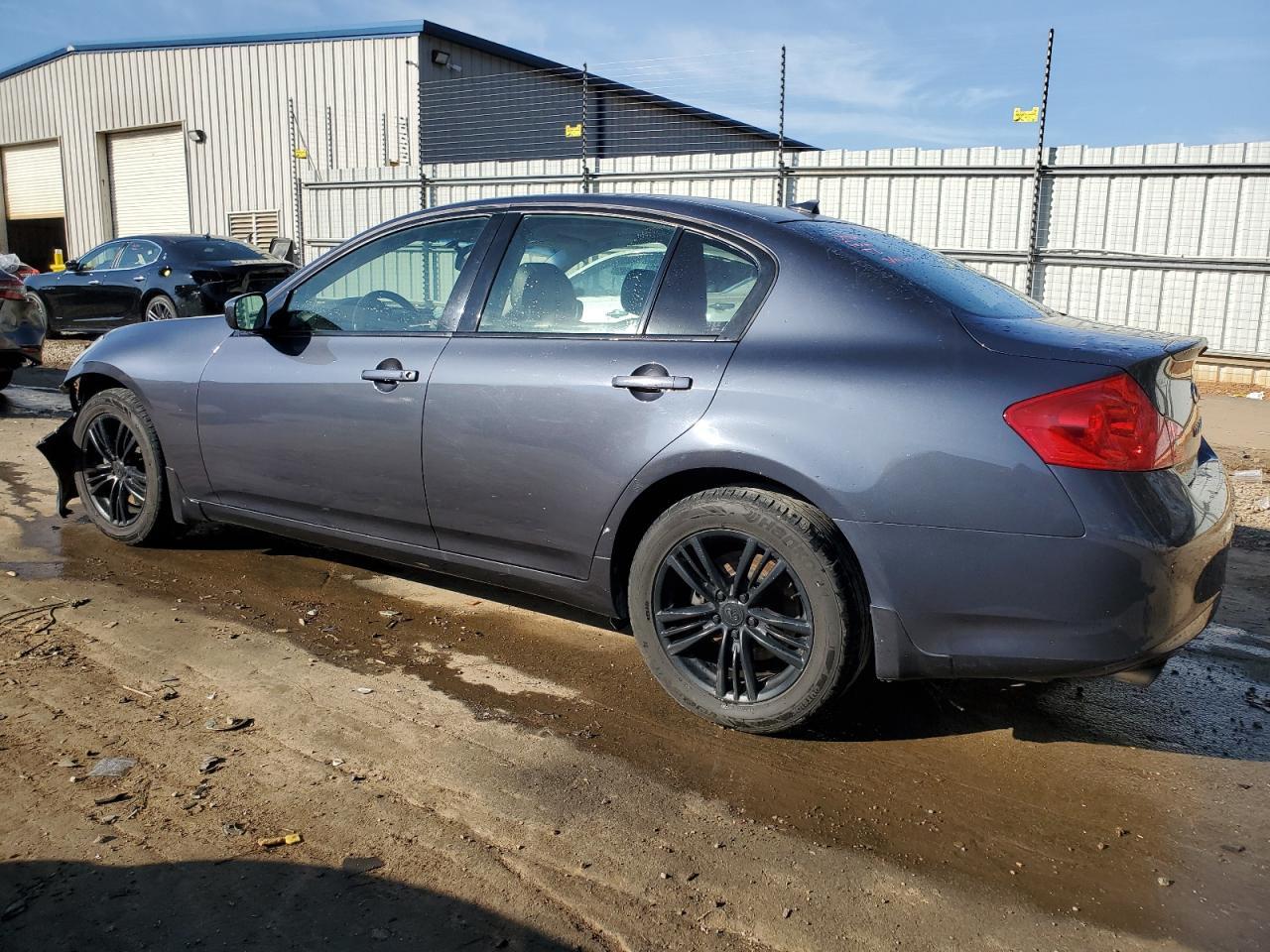 2011 INFINITI G37 - Image 2